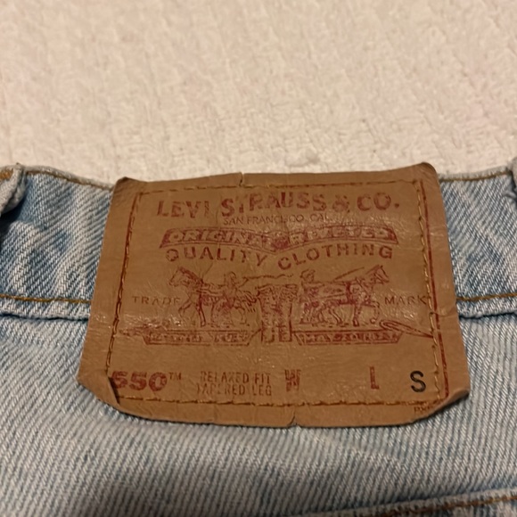 Levi's 550 High Rise Light Wash Vintage Denim Mom Jeans - Picture 4 of 8